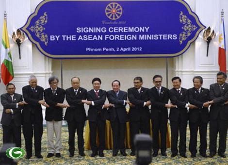 Các ngoại trưởng ASEAN chụp ảnh sau lễ ký kết các văn kiện.