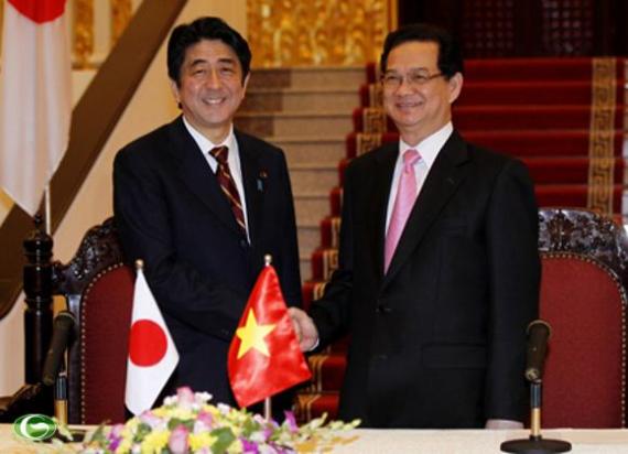Thủ tướng Nguyễn Tấn Dũng đánh giá cao những đóng góp hết sức quan trọng của Thủ tướng Abe trong việc đưa khuôn khổ quan hệ giữa hai nước lên đối tác chiến lược vì hòa bình và phồn vinh ở châu Á 